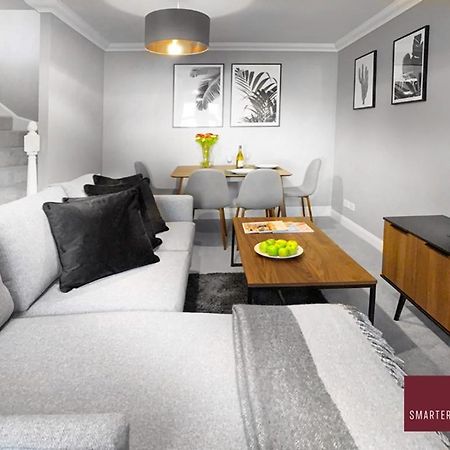 Knaphill - 2 Bedroom House - With Parking Brookwood ภายนอก รูปภาพ