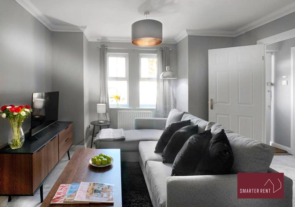 Knaphill - 2 Bedroom House - With Parking Brookwood ภายนอก รูปภาพ