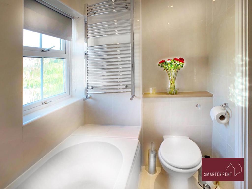 Knaphill - 2 Bedroom House - With Parking Brookwood ภายนอก รูปภาพ