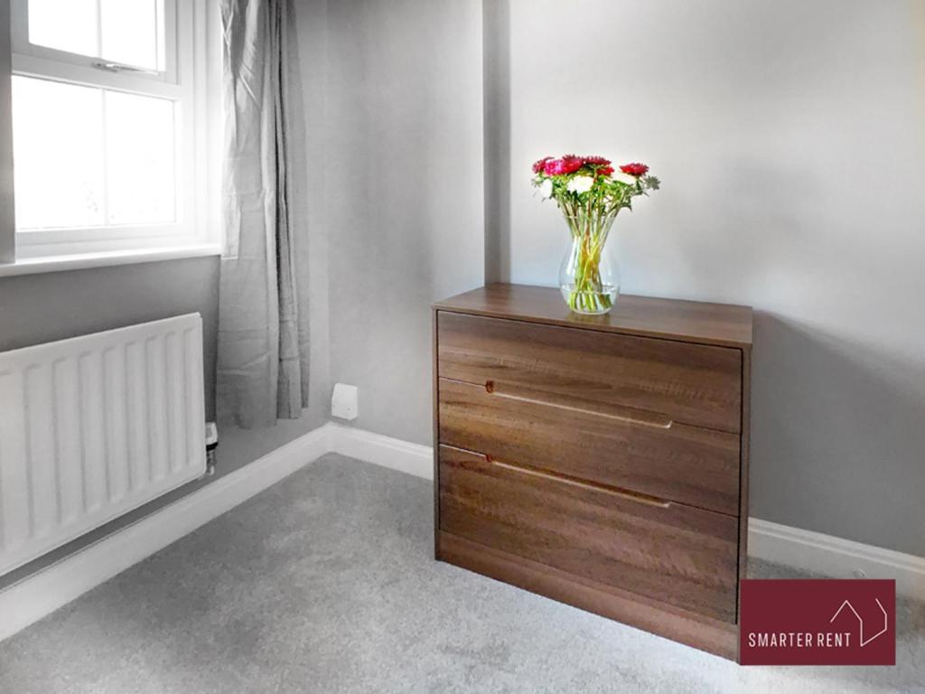 Knaphill - 2 Bedroom House - With Parking Brookwood ภายนอก รูปภาพ